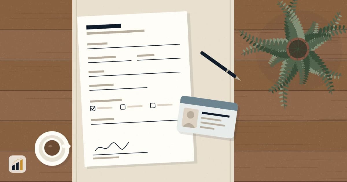 Ilustração vista de cima de uma mesa de atendimento com uma ficha de registro de hóspede, um cartão de identificação genérico, uma caneta, um café e uma samambaia.